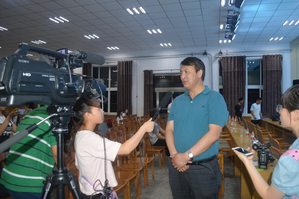 《路遥传》作者、院长梁向阳教授接受新闻专业学生采访
