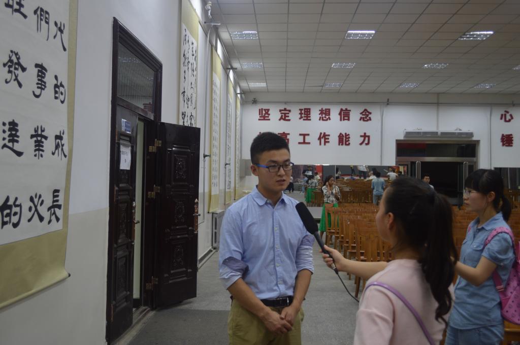 学院话剧社社长李健接受采访